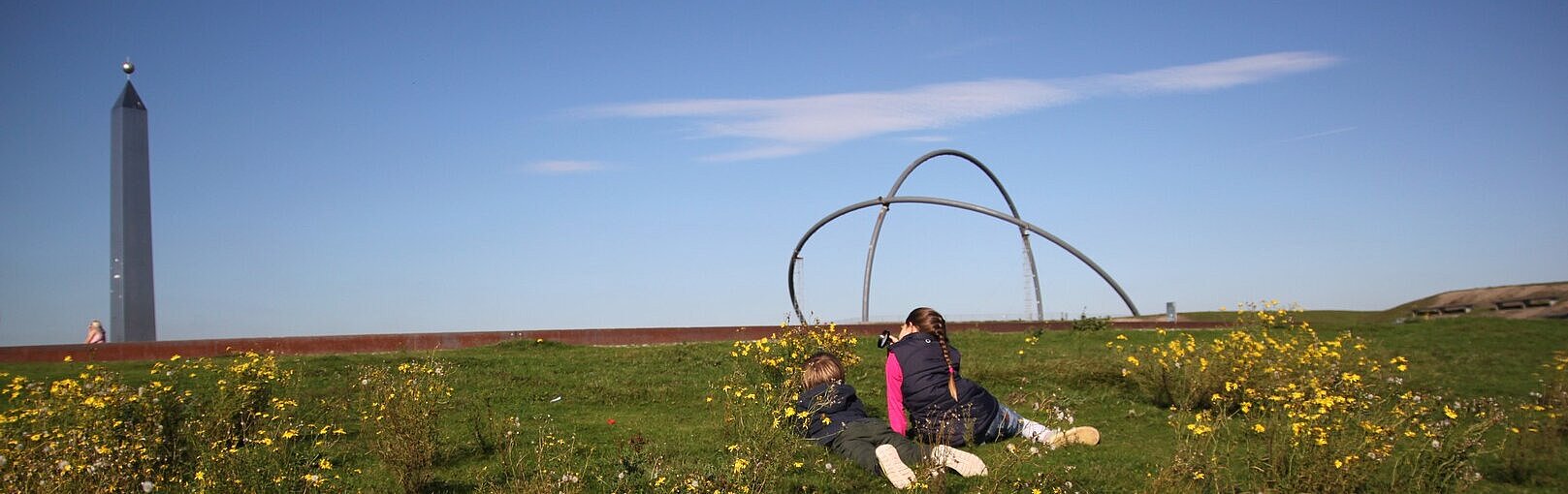 Kinder entdecken die Horizontastronomie auf der Halde Hoheward.