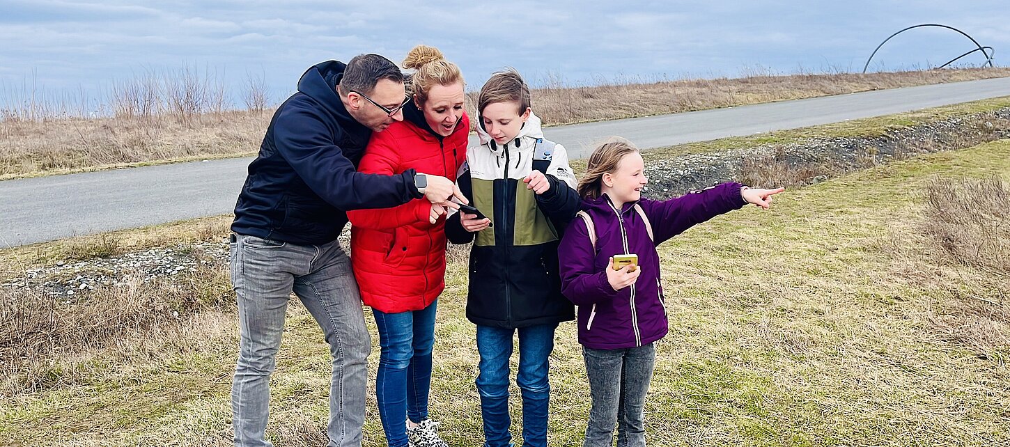 Familie unterwegs auf der Halde Hoheward