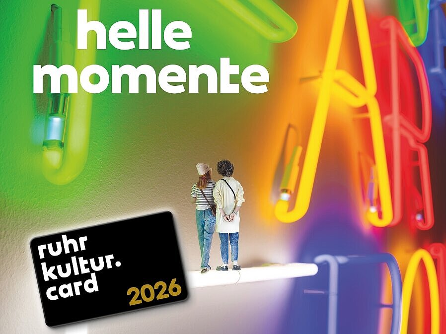 RKC_2026_940x788px_RTG Auf dem Bild ist die neue Ruhrkultur.card 2026 mit der Aufschrift "Ruhr kulltur. card 2026" zu sehen, vor einem leuchtend buntem Hintergrund zu sehen. In weißer Schrift steht dort "helle Momente"-