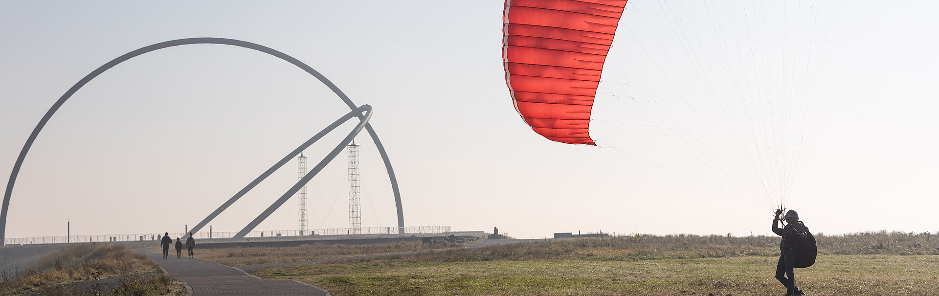 Paraglider kontrolliert Schirm auf Halde Hoheward