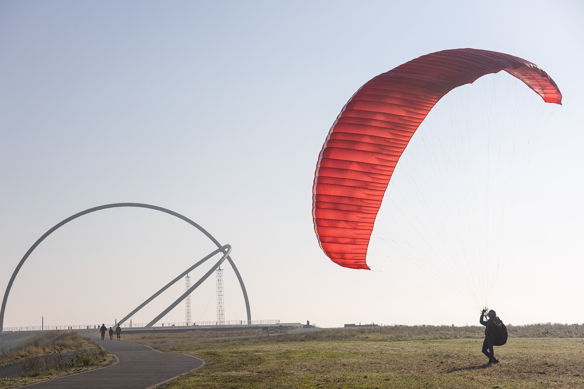 Paraglider kontrolliert Schirm auf Halde Hoheward
