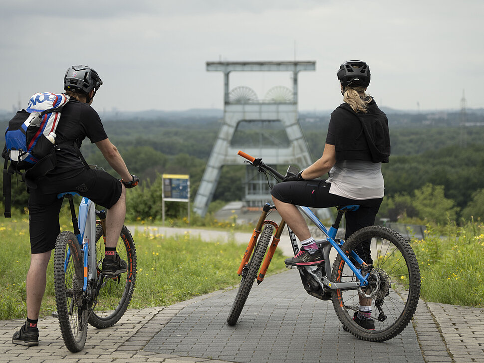 Mountainbiker mit den neuen E-MTBs auf der Halde Hoheward.