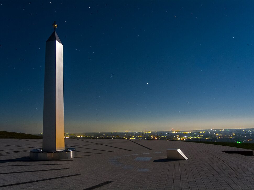 Die Sonnenuhr auf Hoheward vor dem Sternenhimmel.