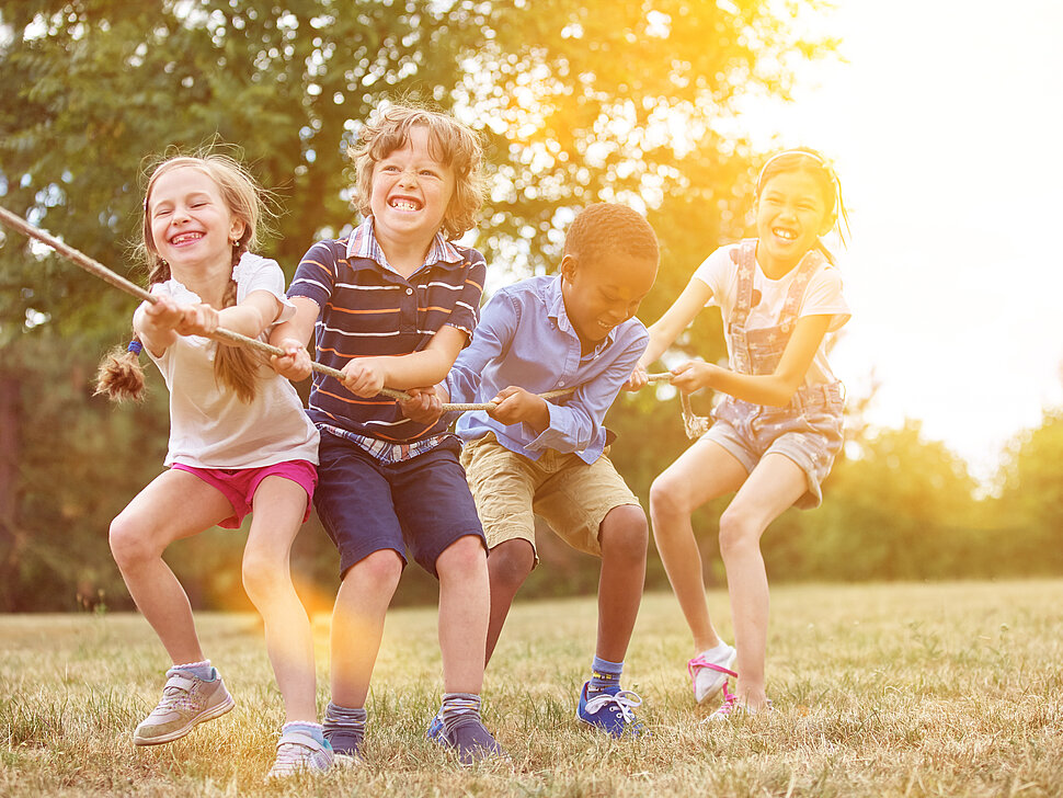 Gruppe Kinder beim Tauziehen