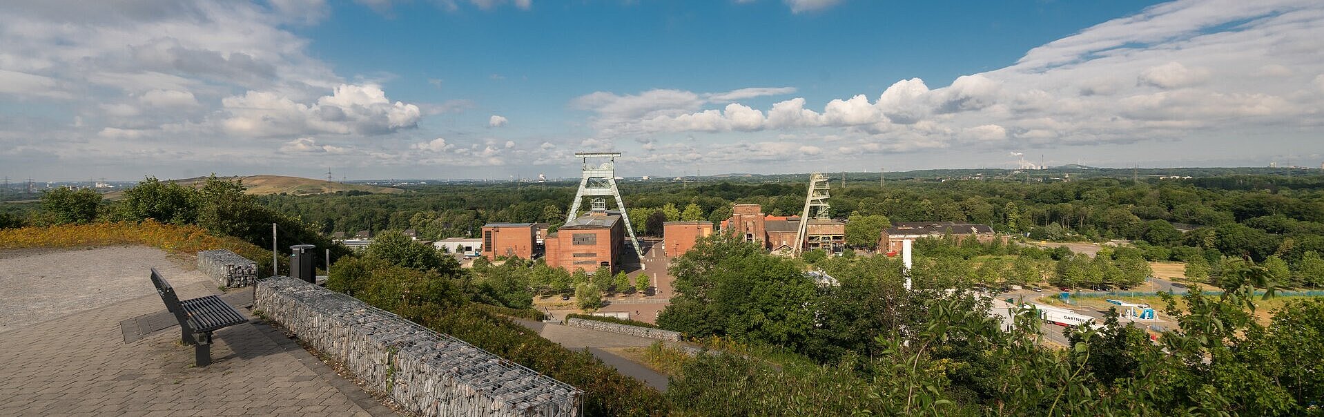 Ein Blick von der Halde auf Zeche Ewald.