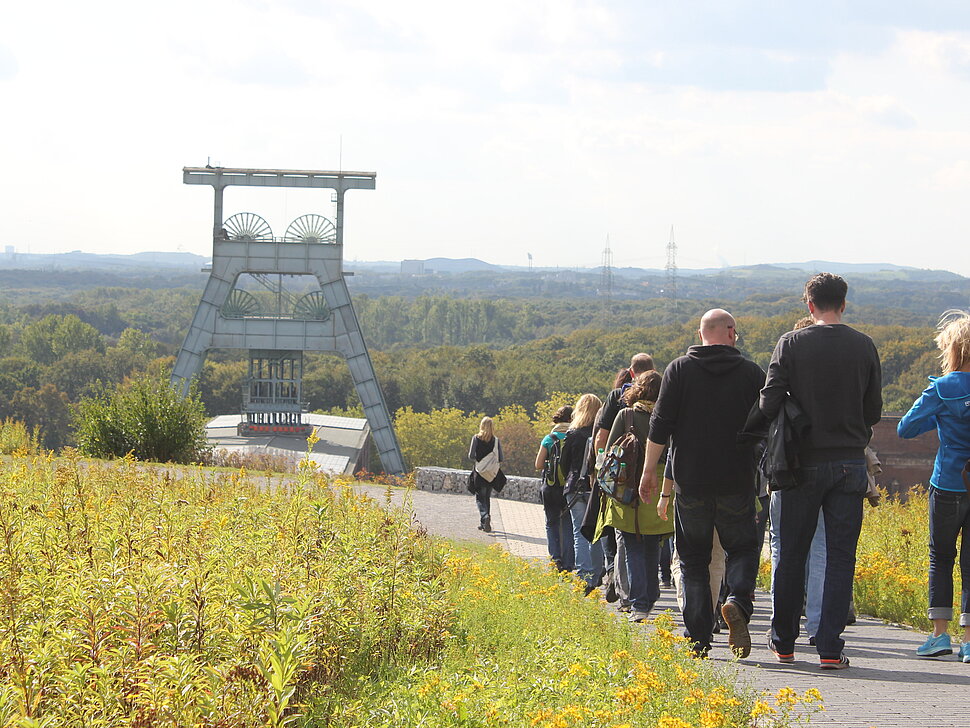 Haldenwanderung auf Hoheward mit Blick auf Schacht VII