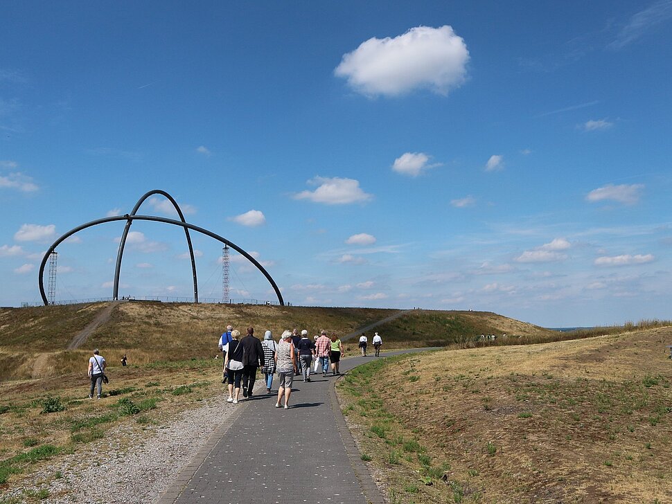 Eine Wandergruppe auf der Halde Hoheward.