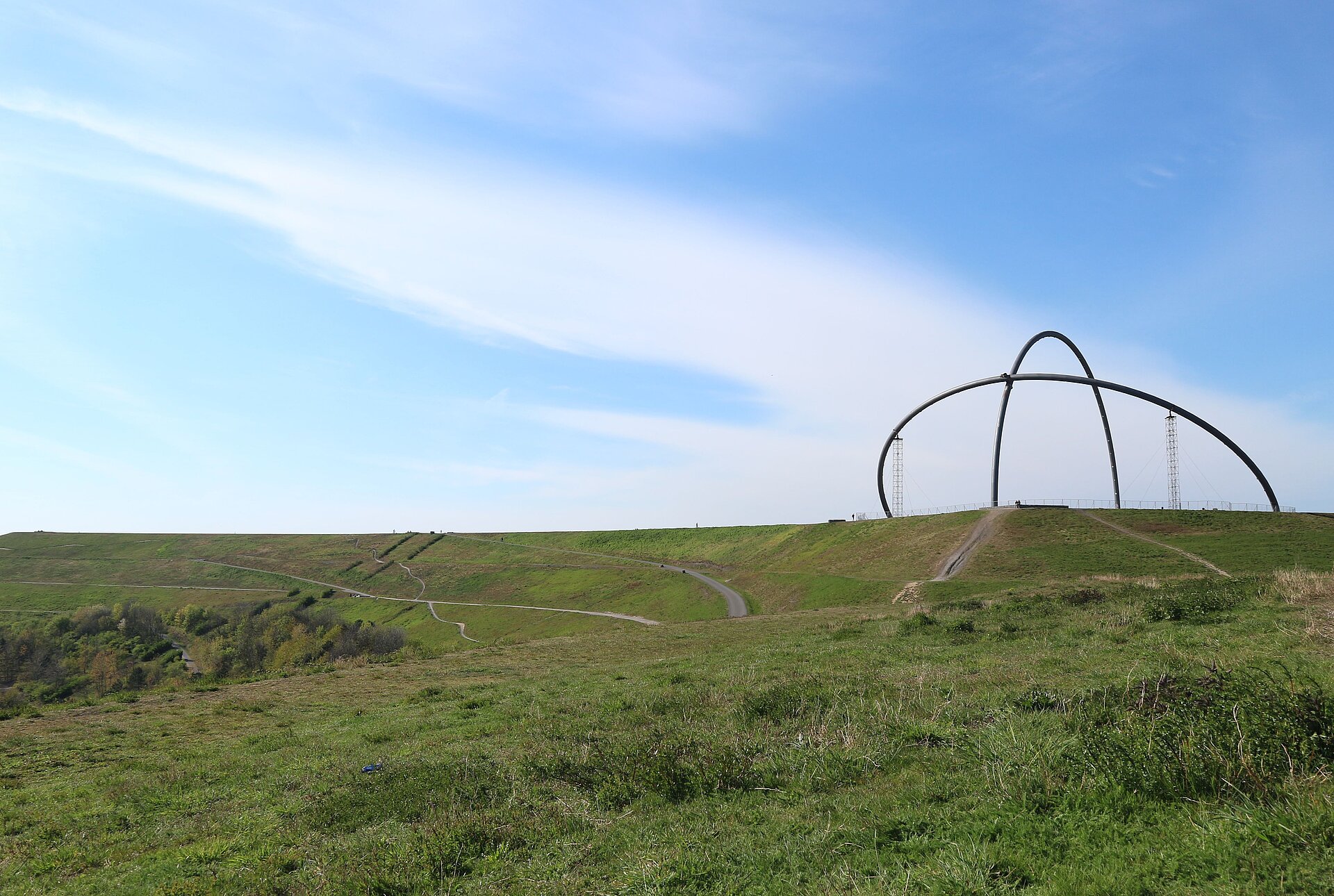 Blick von der Sonnenuhr auf das Horizontobservatorium der Halde Hoheward