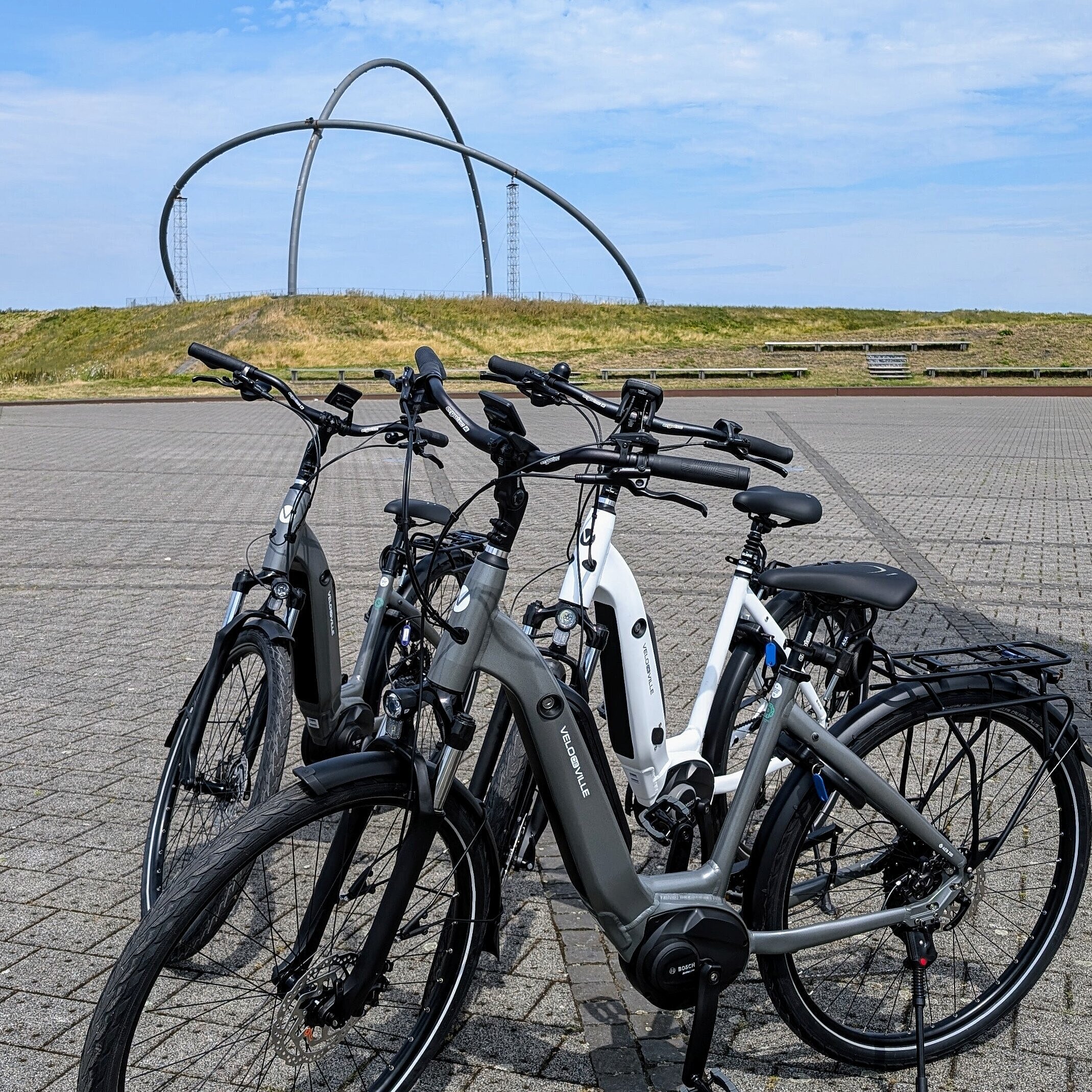 Drei Pedelecs auf der Halde Hoheward, im Hintergrund das Horizontobservatorium