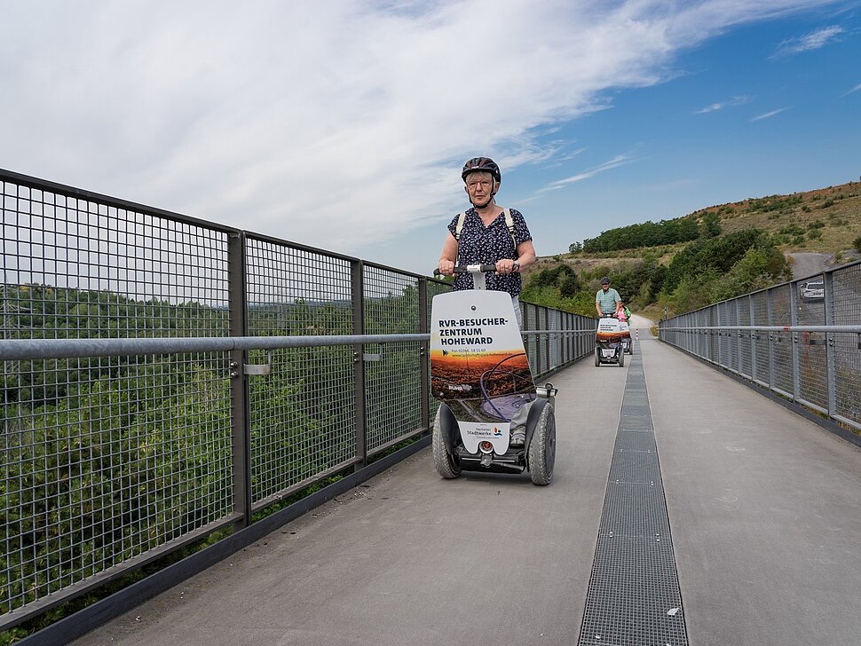 Mit dem Segway unterwegs rund um die Halde Hoheward.