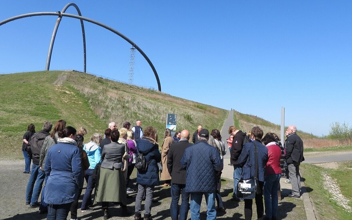 Eine Wandergruppe auf der Halde Hoheward.