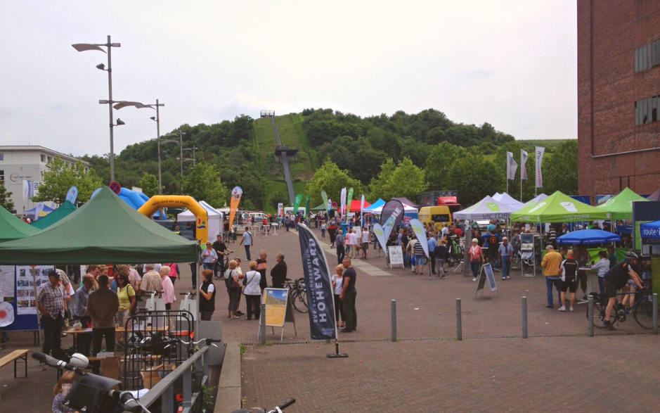 Das Bild zeigt verschiedene Verkaufs- und Informationsstände während der Messe e:Motion auf dem Gelände der Zeche Ewald