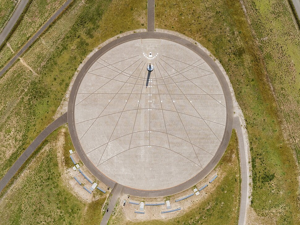 Die Sonnenuhr auf der Halde Hoheward von oben