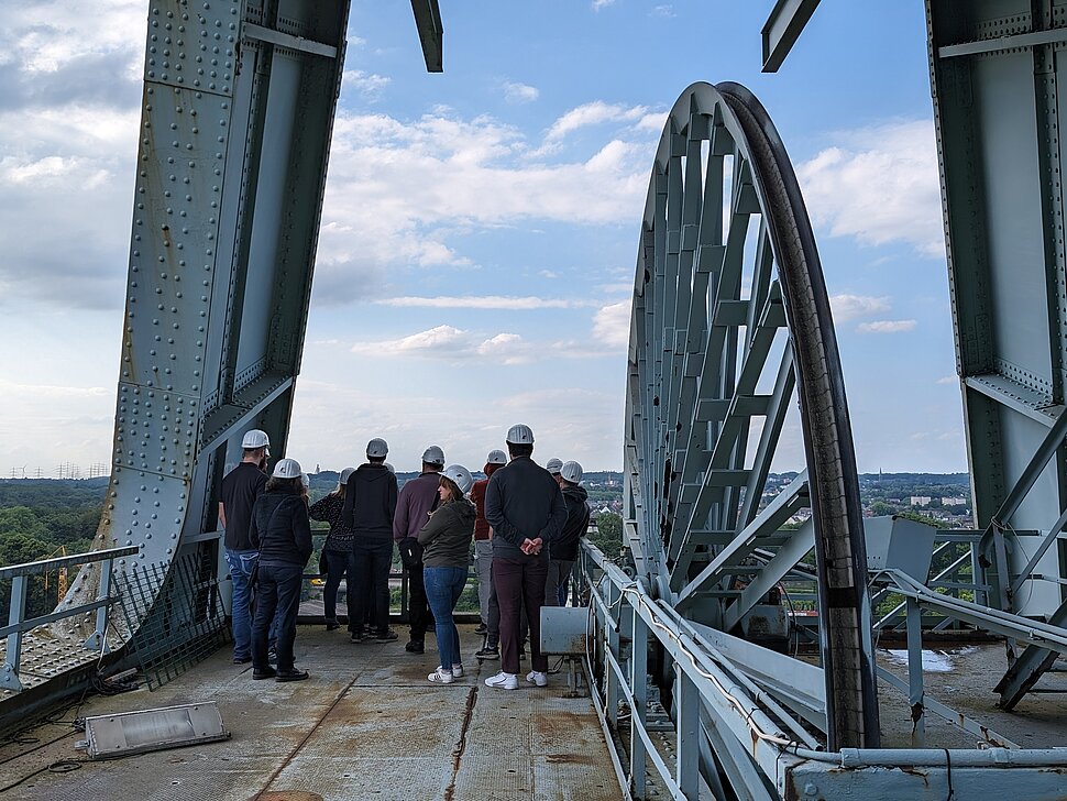 Eine Gruppe von Menschen steht auf der Aussichtsplattform des Förderturms der Zeche Ewald