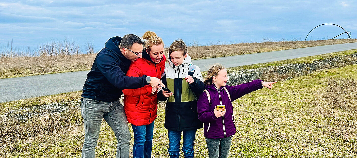 Familie unterwegs auf der Halde Hoheward