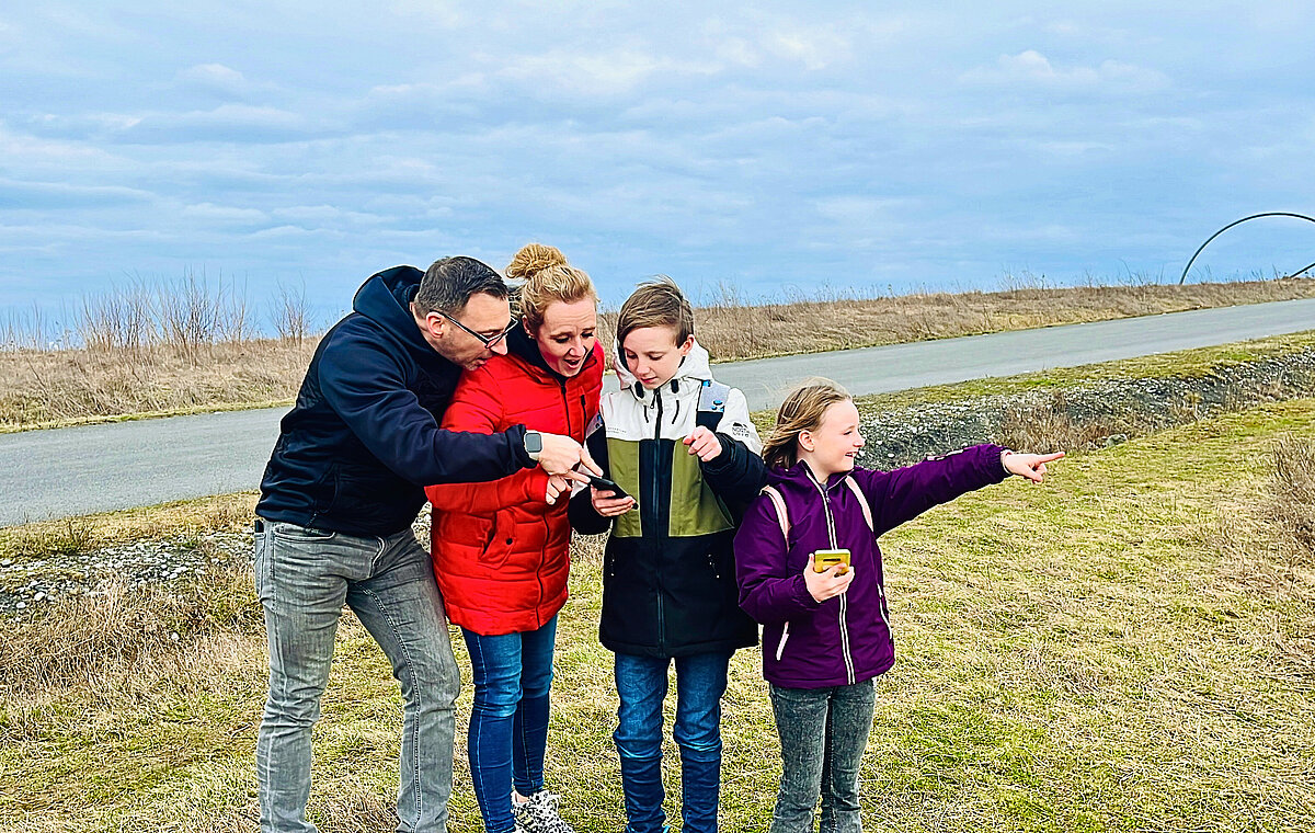 Familie unterwegs auf der Halde Hoheward