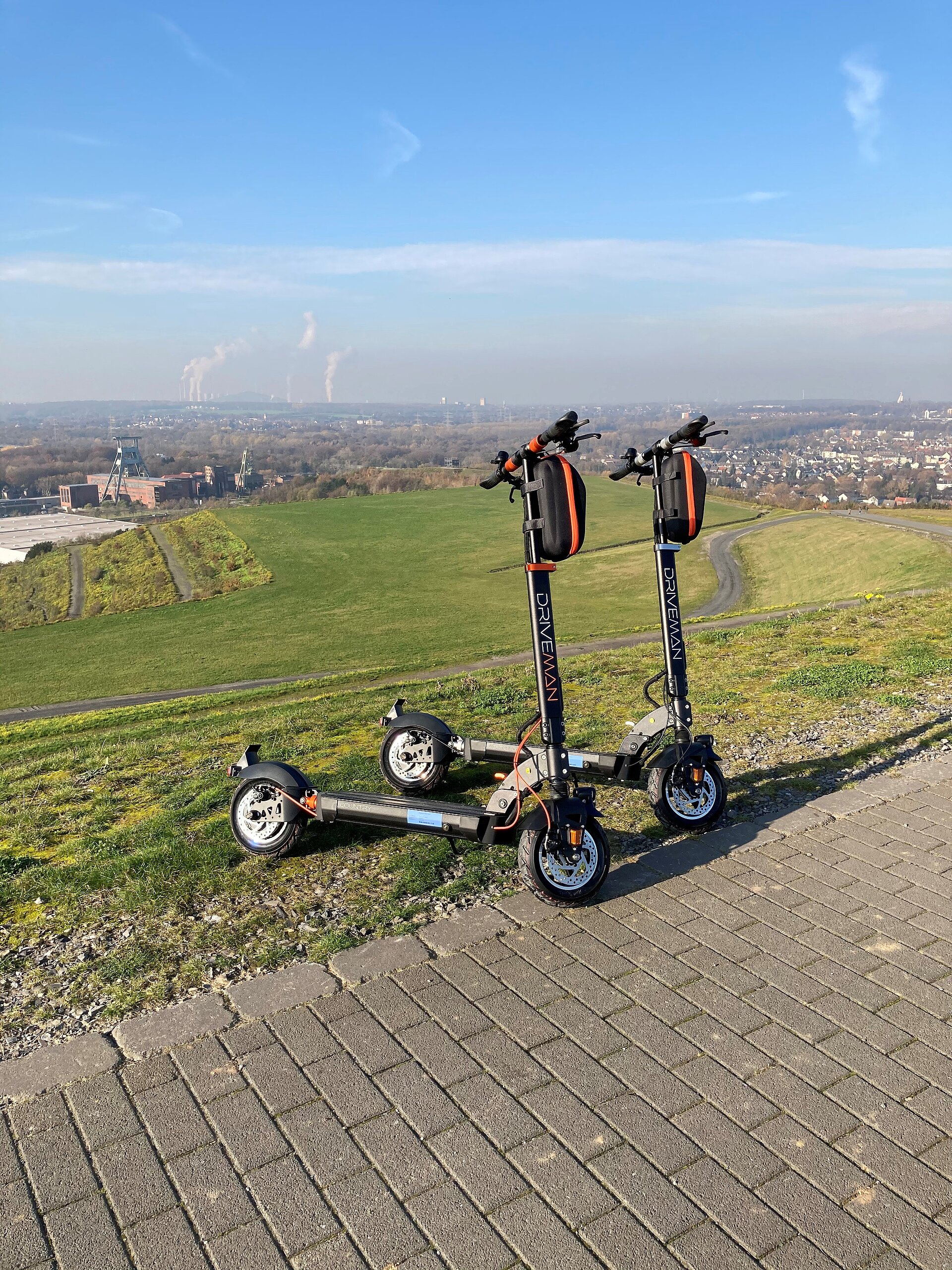 E-Scooter vor dem Westplateau der Halde Hoheward