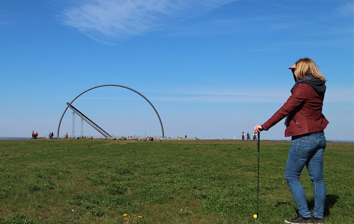 Crossgolfspielerin mit Ausrüstung und Blick auf das Horizontobservatorium