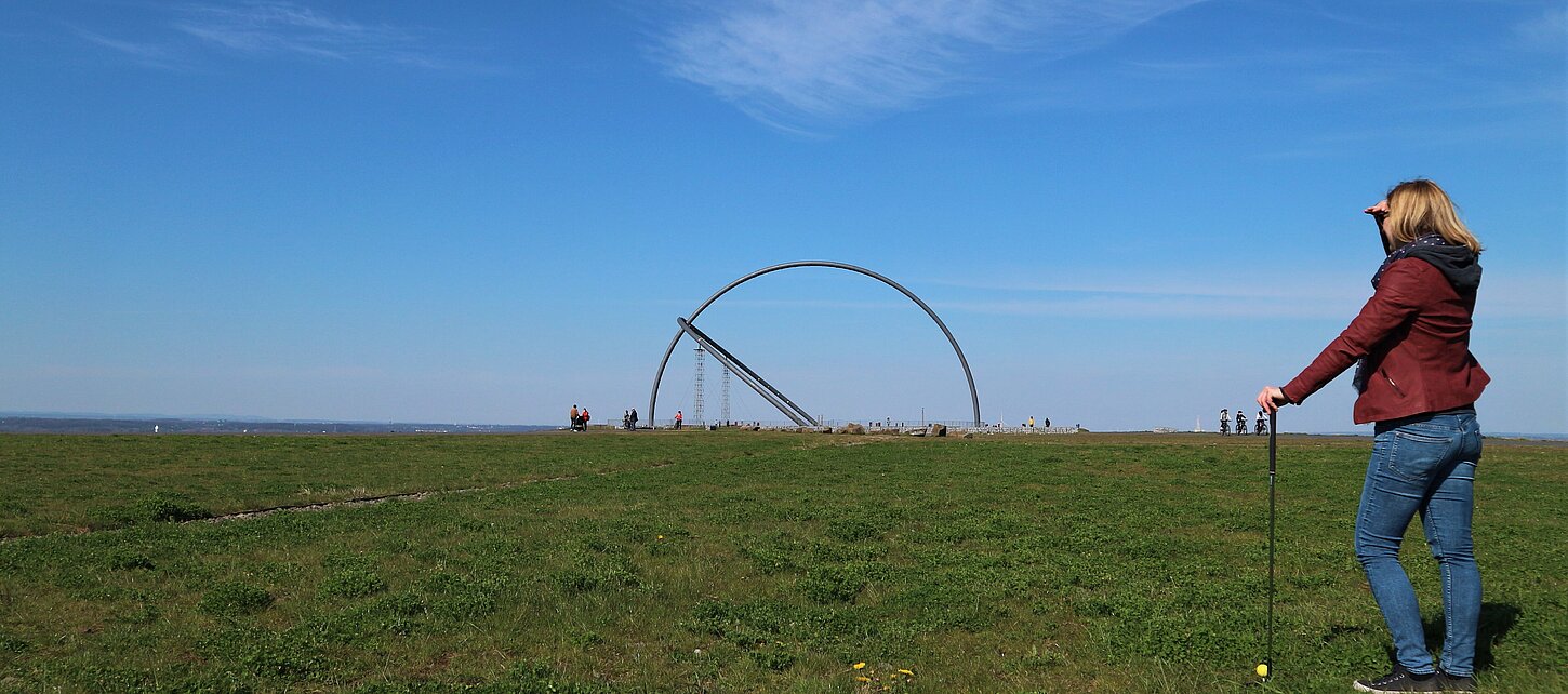 Crossgolfspielerin mit Ausrüstung und Blick auf das Horizontobservatorium