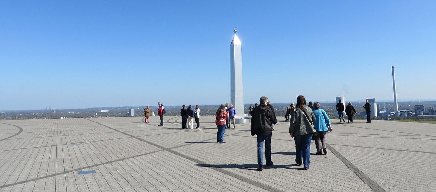 Eine Wandergruppe an der Sonnenuhr.