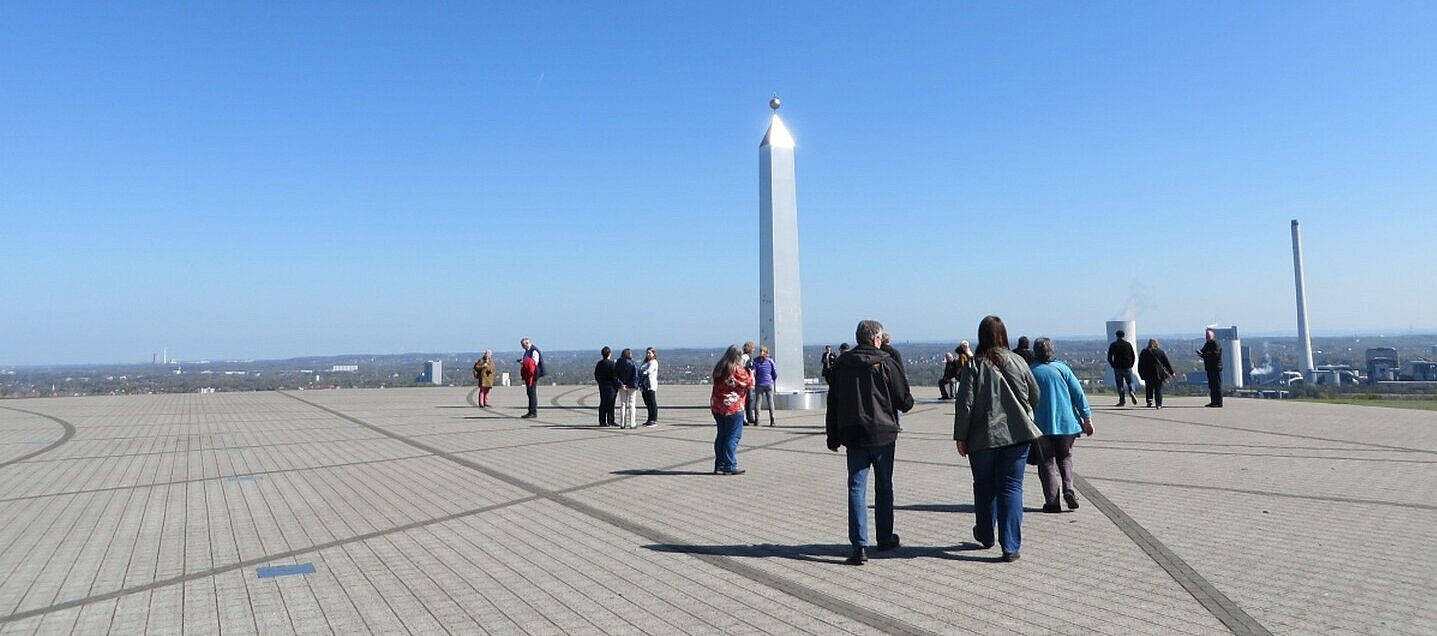 Eine Wandergruppe an der Sonnenuhr.