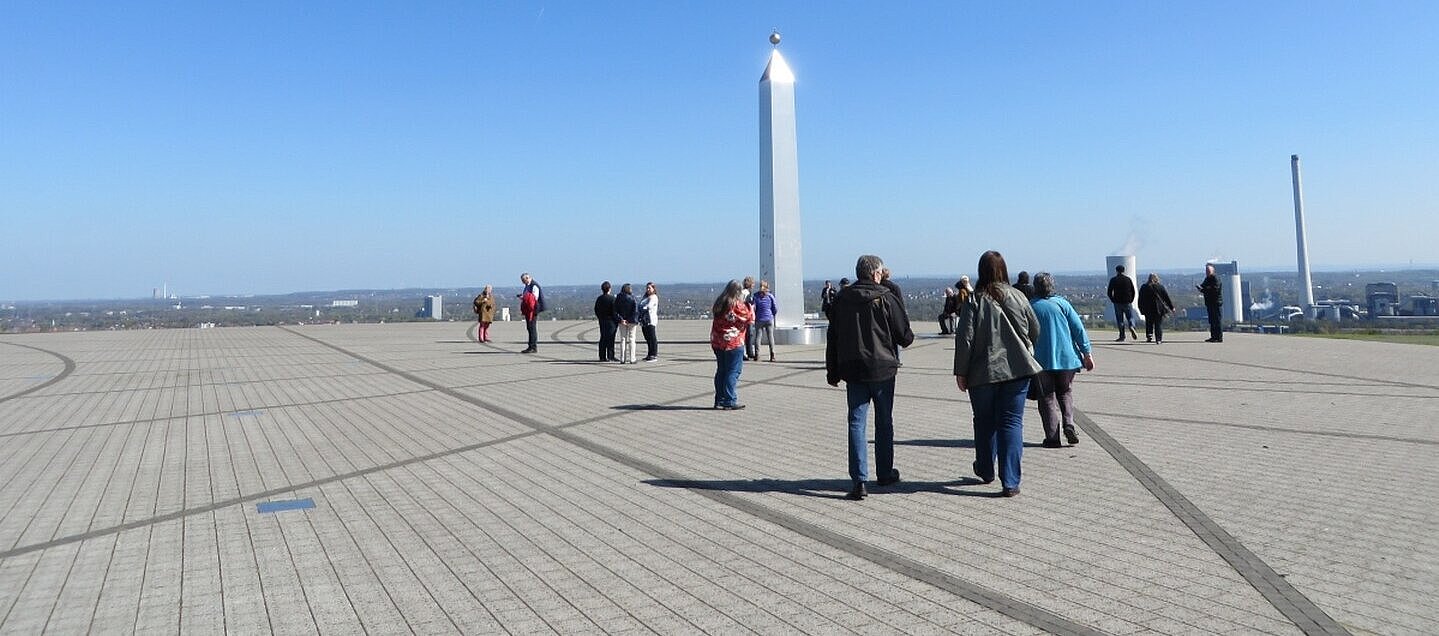 Eine Wandergruppe an der Sonnenuhr.