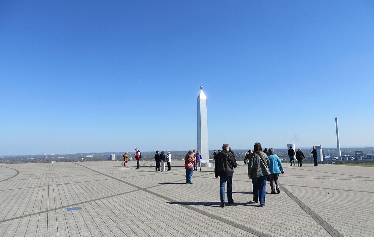 Eine Wandergruppe an der Sonnenuhr.