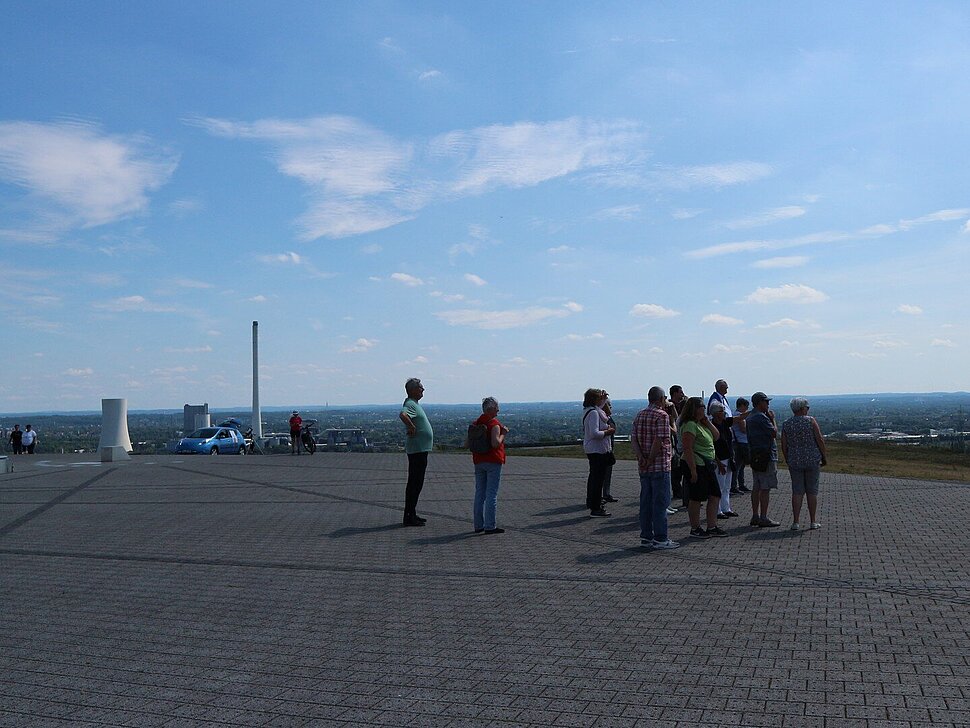 Eine Wandergruppe an der Sonnenuhr.