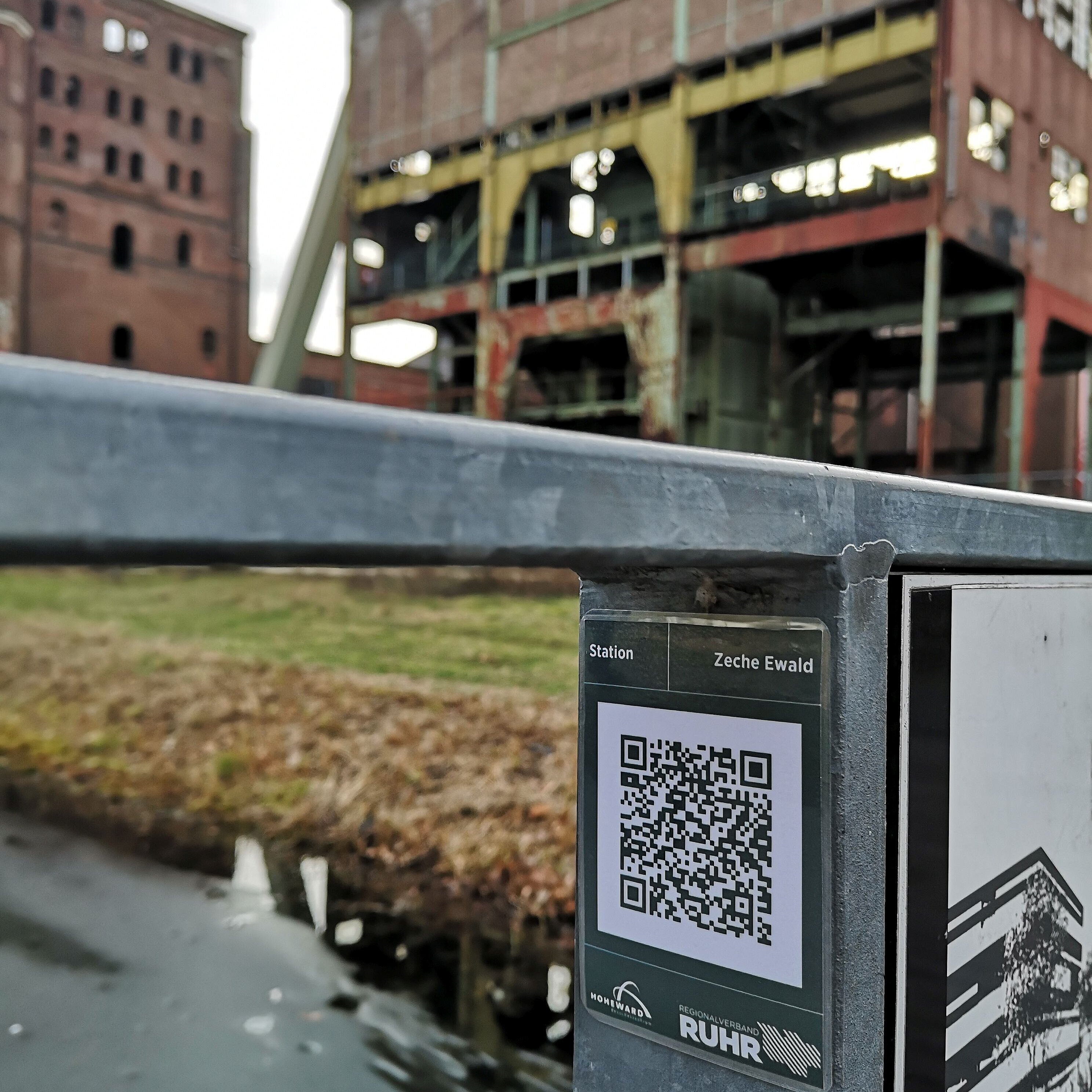 Ein Beispielbild eines Schilds mit einem aufgedruckten QR-Code, wie es auf dem Zechengelände zu finden ist.