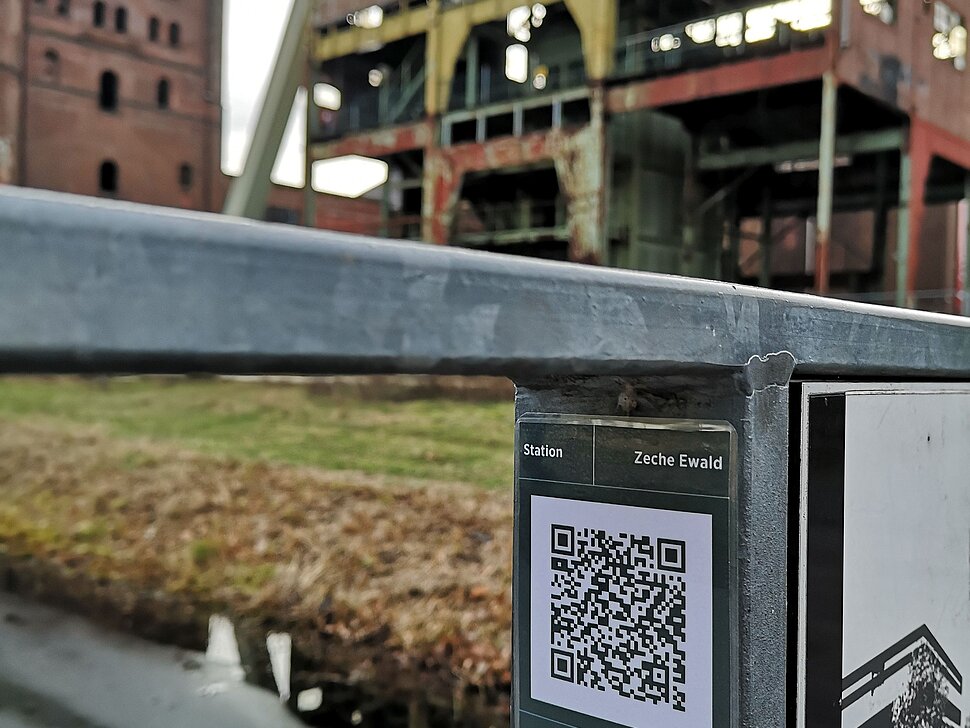 Ein Beispielbild eines Schilds mit einem aufgedruckten QR-Code, wie es auf dem Zechengelände zu finden ist.