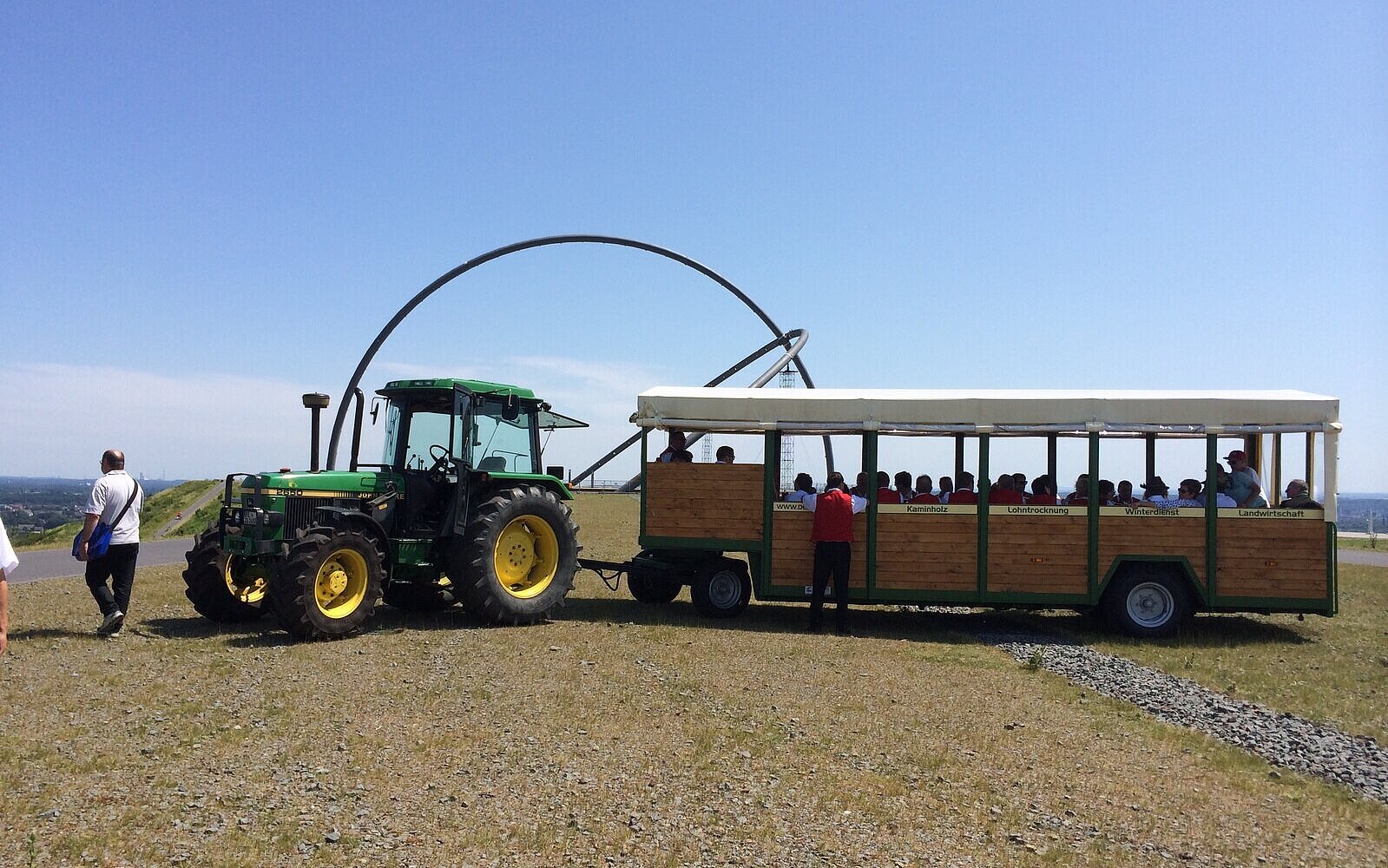 Barrierefrei mit dem Planwagen bis auf den Gipfel.