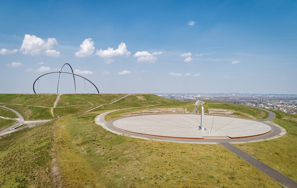Sonnenuhr und Horizontobservatorium auf der Halde Hoheward