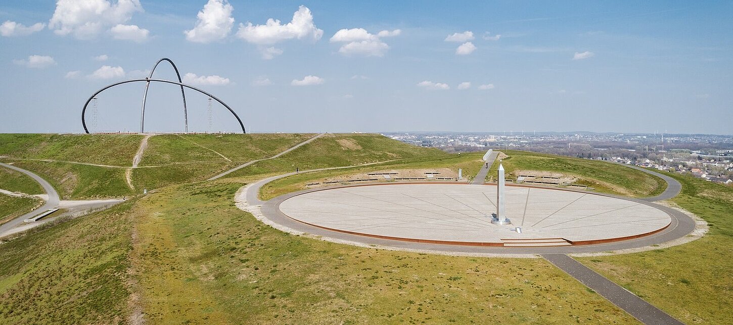 Sonnenuhr und Horizontobservatorium auf der Halde Hoheward