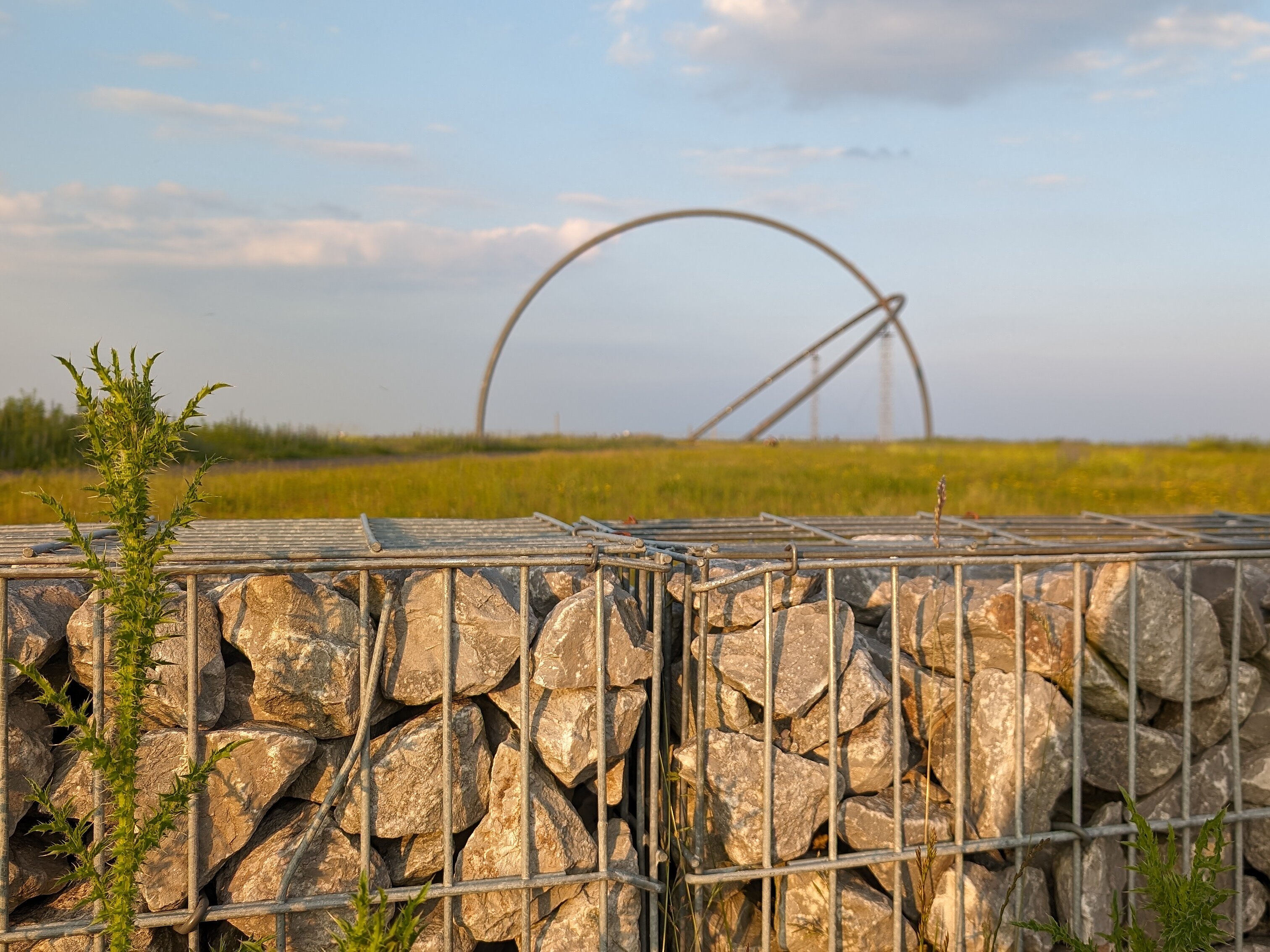 Das Horizontobservatorium auf der Halde Hoheward aus der Ferne
