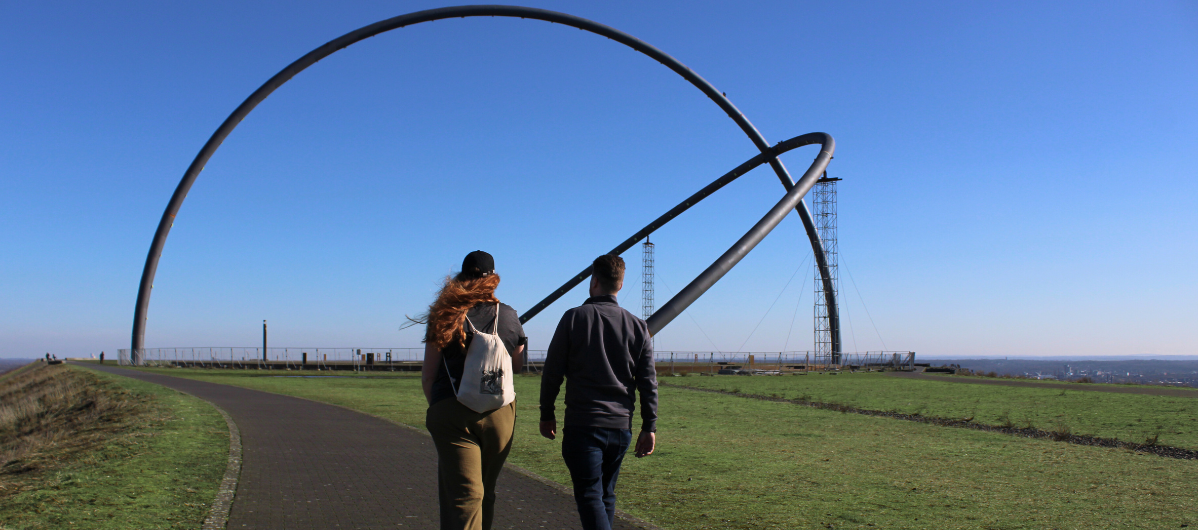Wanderer laufen auf das Observatorium zu.