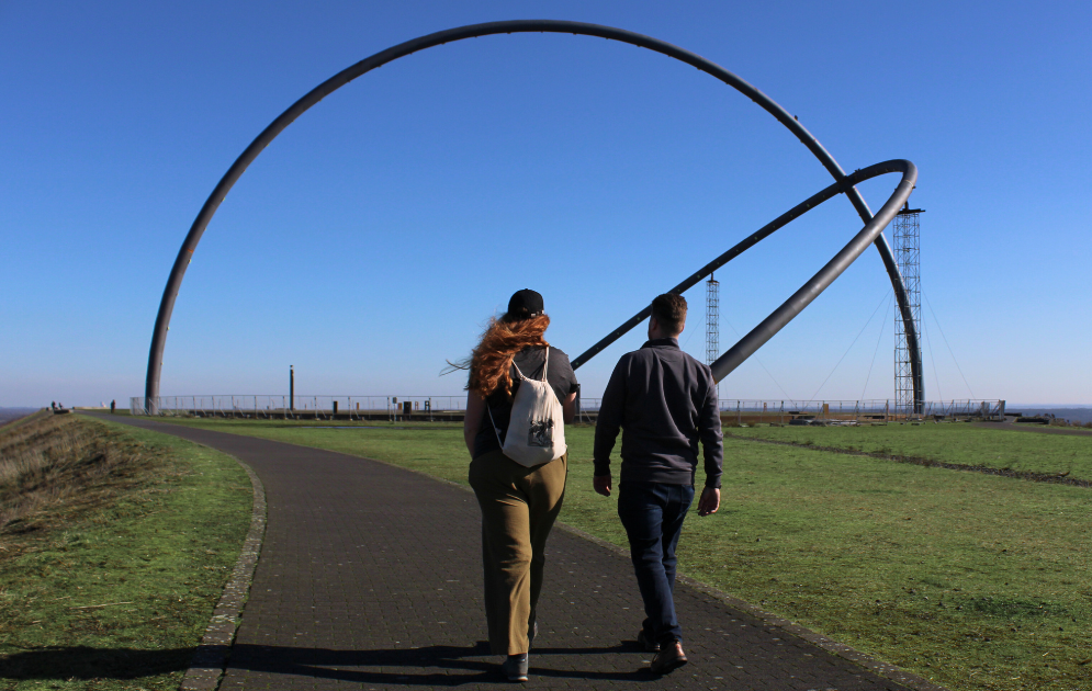 Wanderer laufen auf das Observatorium zu.