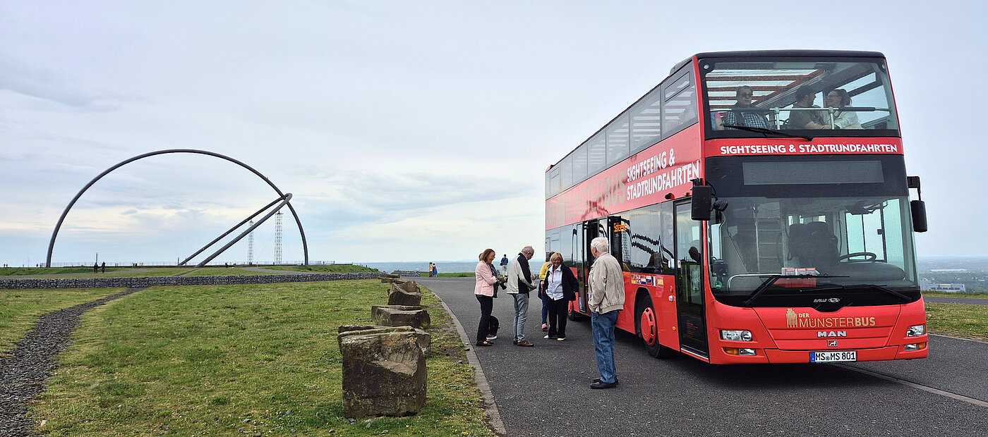 Doppelstockbus auf dem Topplateau der Halde Hoheward im Rahmen der Hertener Stadtrundfahrten