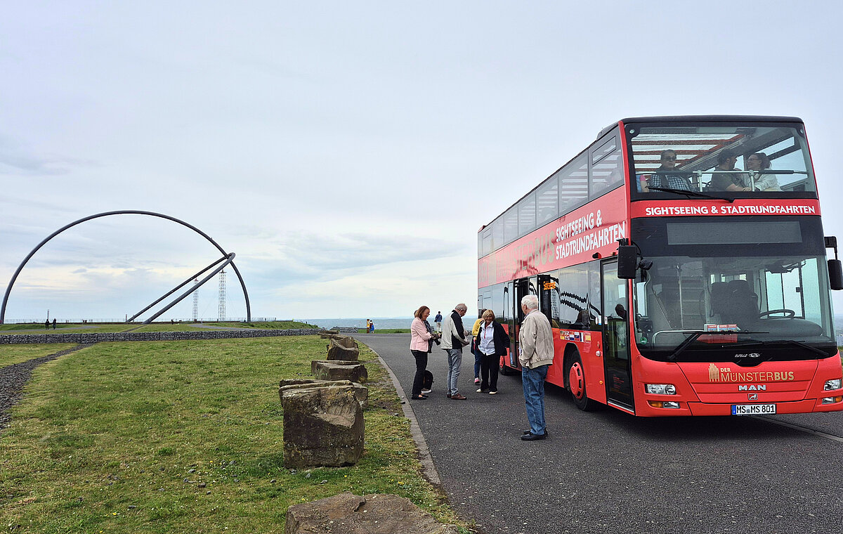 Doppelstockbus auf dem Topplateau der Halde Hoheward im Rahmen der Hertener Stadtrundfahrten