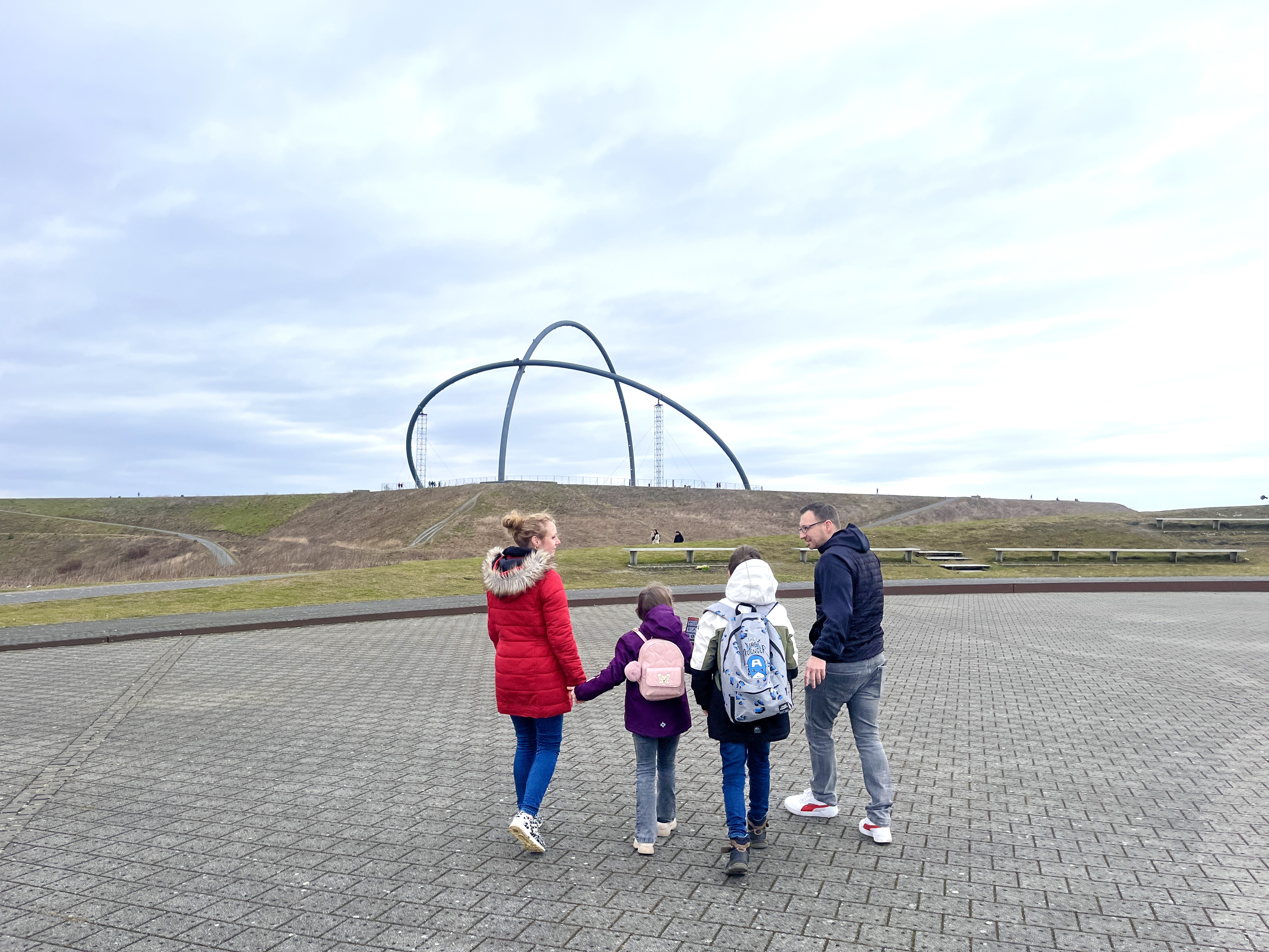 Familie unterwegs auf dem Plateau der Sonnenuhr