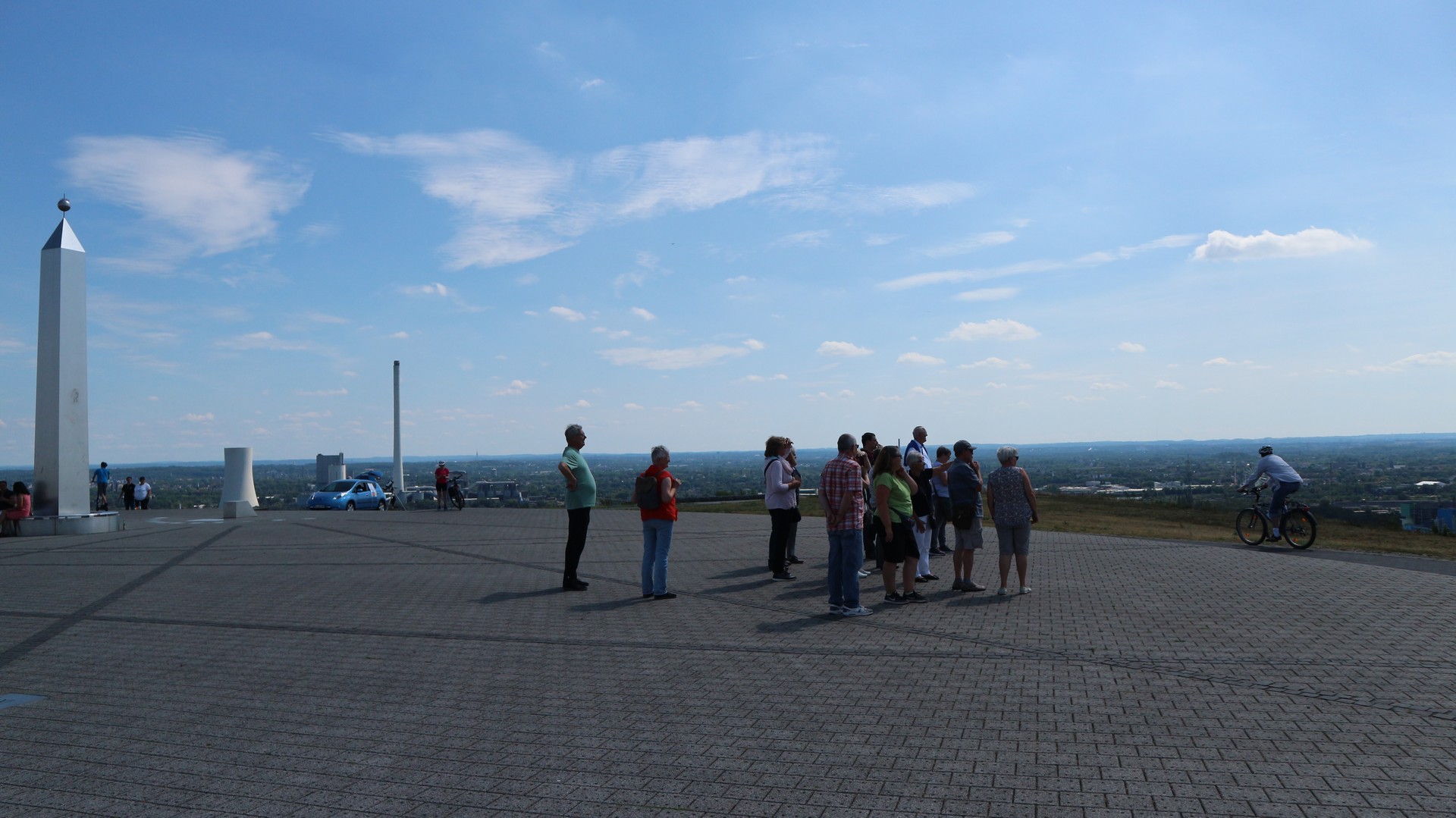 Eine Wandergruppe an der Sonnenuhr.