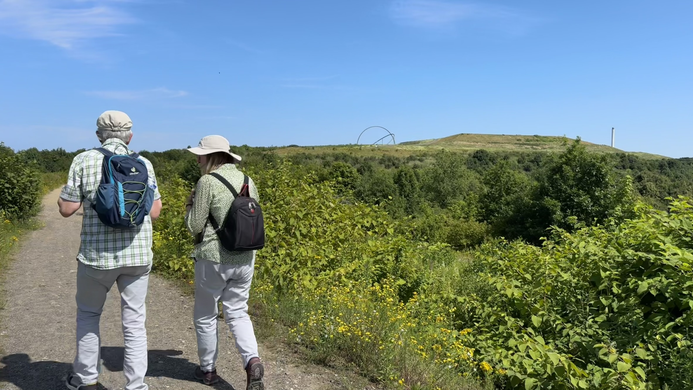 Zwei Personen wandern durch den Landschaftspark Hoheward.