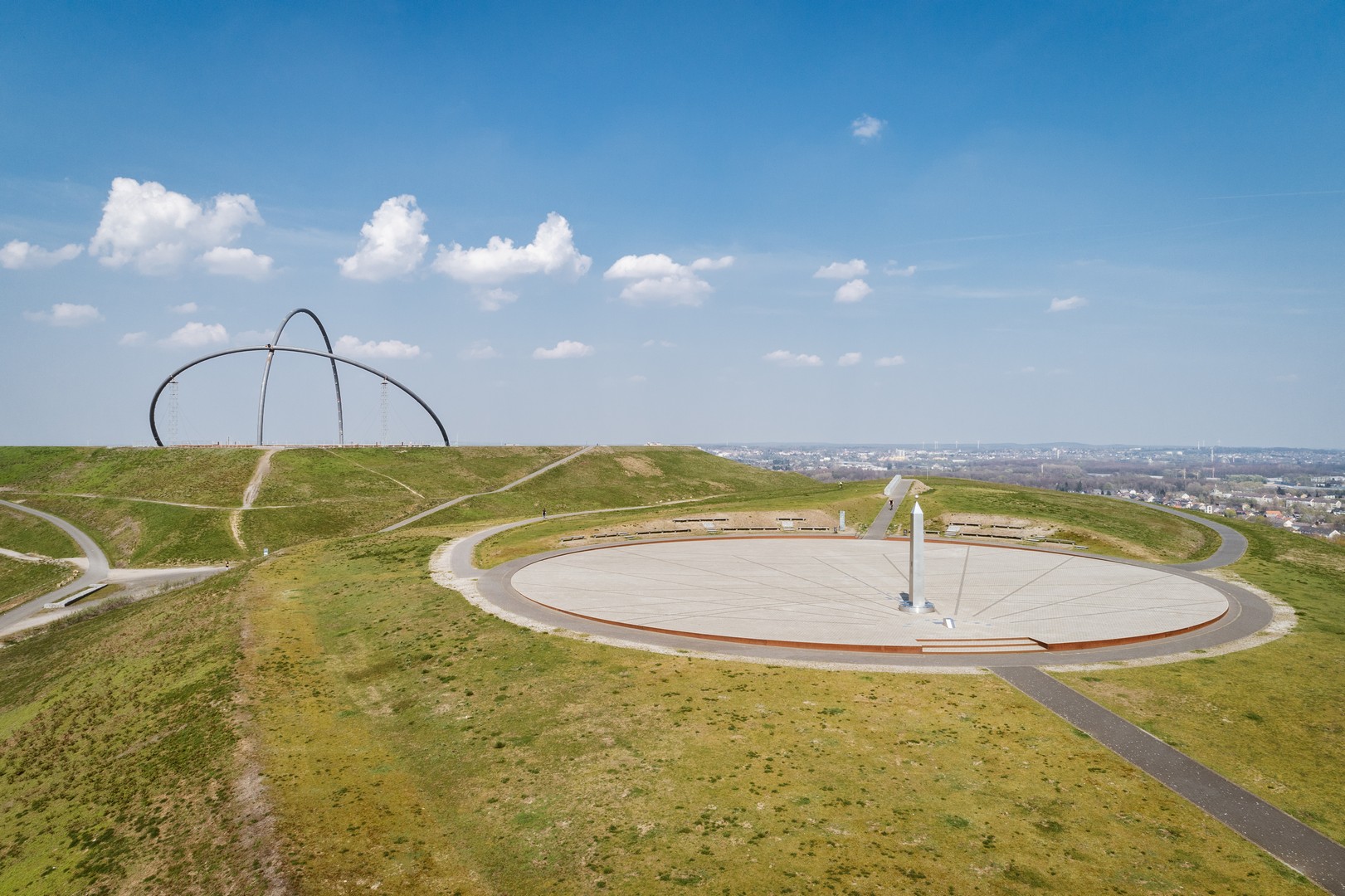 Sonnenuhr und Horizontobservatorium auf der Halde Hoheward