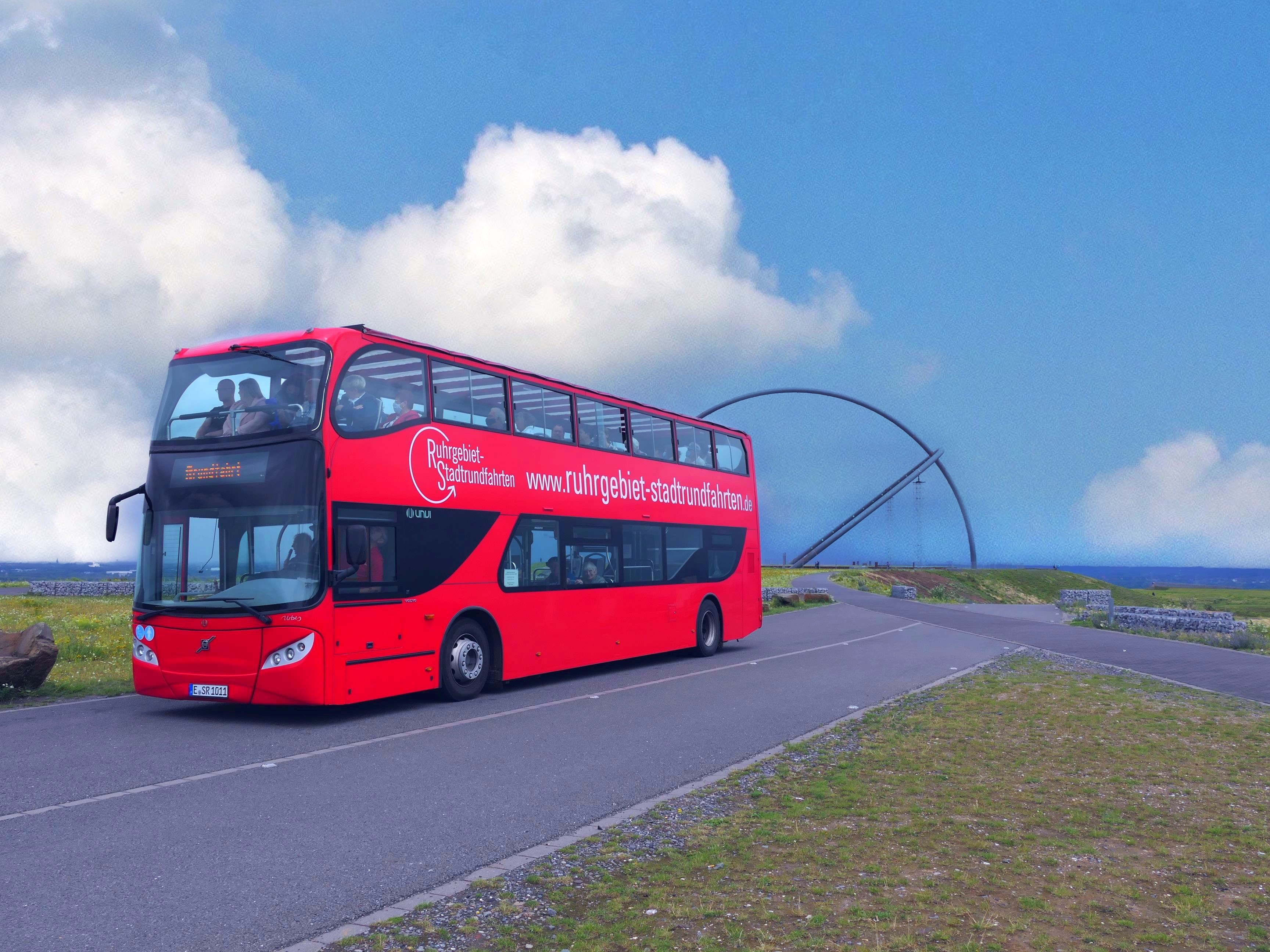 Ein roter Doppelstock-Cabriobus steht oben auf der Halde Hoheward.