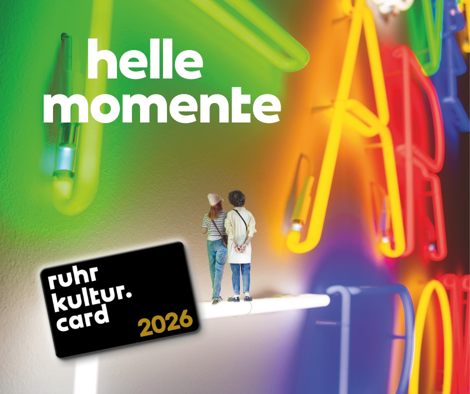 Auf dem Bild ist die neue Ruhrkultur.card 2026 mit der Aufschrift "Ruhr kulltur. card 2026" zu sehen, vor einem leuchtend buntem Hintergrund zu sehen. In weißer Schrift steht dort "helle Momente"-
