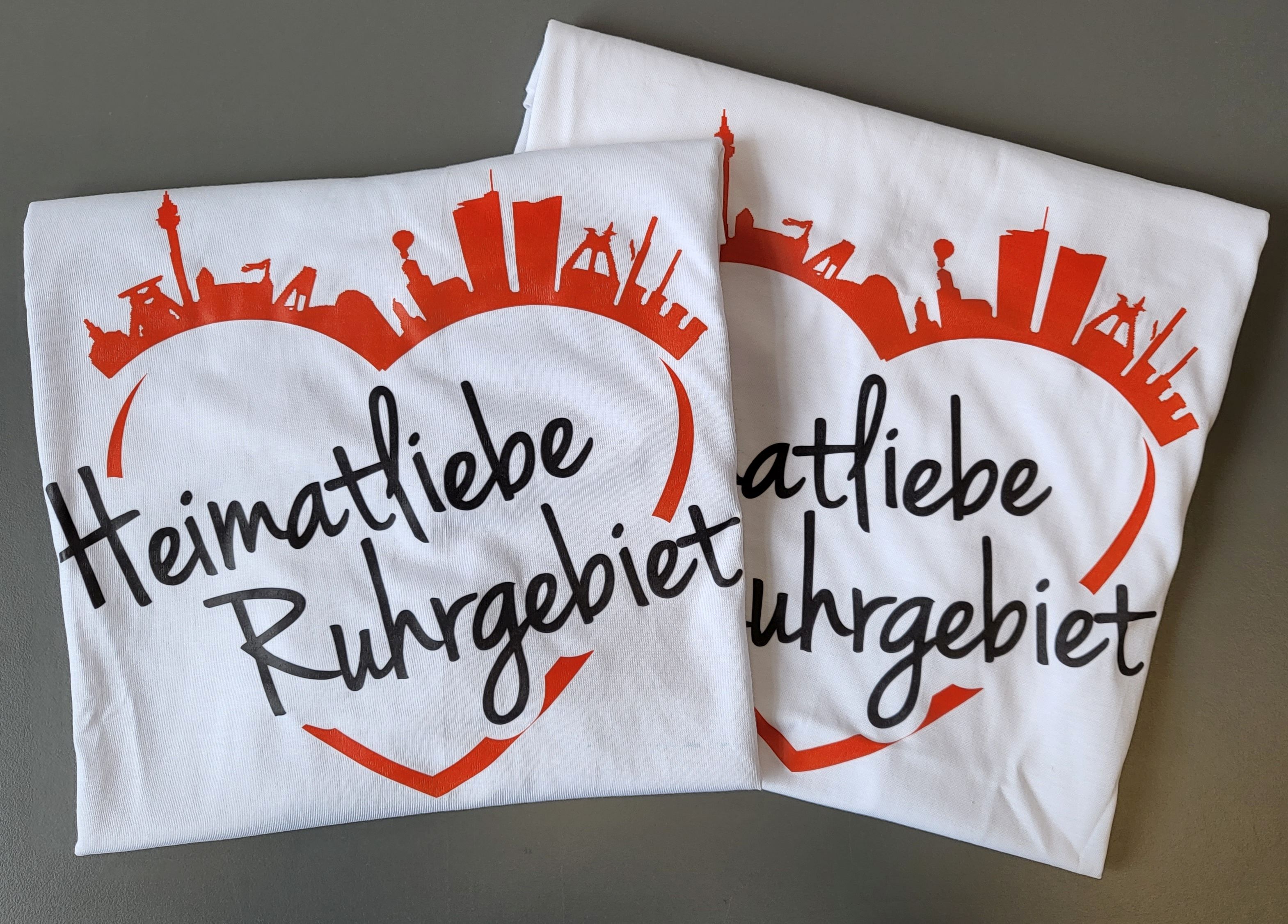 Zwei T-Shirts mit Herz-Motiv und Schriftzug Heimatliebe Ruhrgebiet
