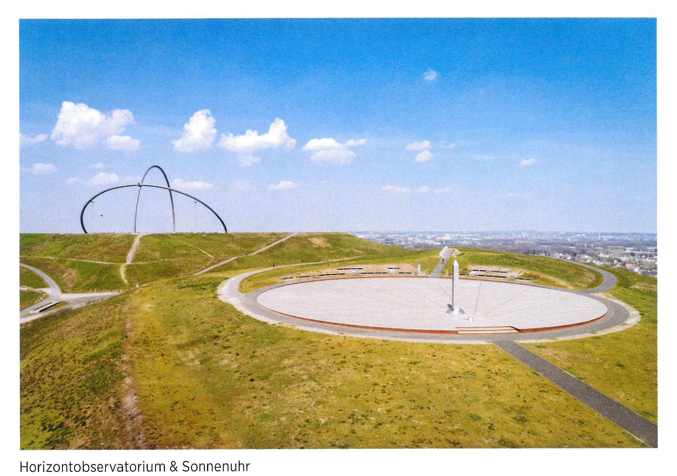 Postkarte mit Drohnenansicht Sonnenuhr und Horizontobservatorium